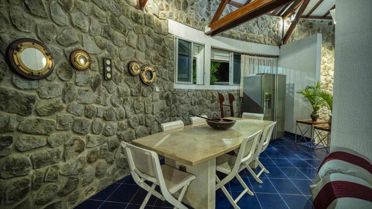 Location villa vue mer aux Saintes Guadeloupe-coin repas-21